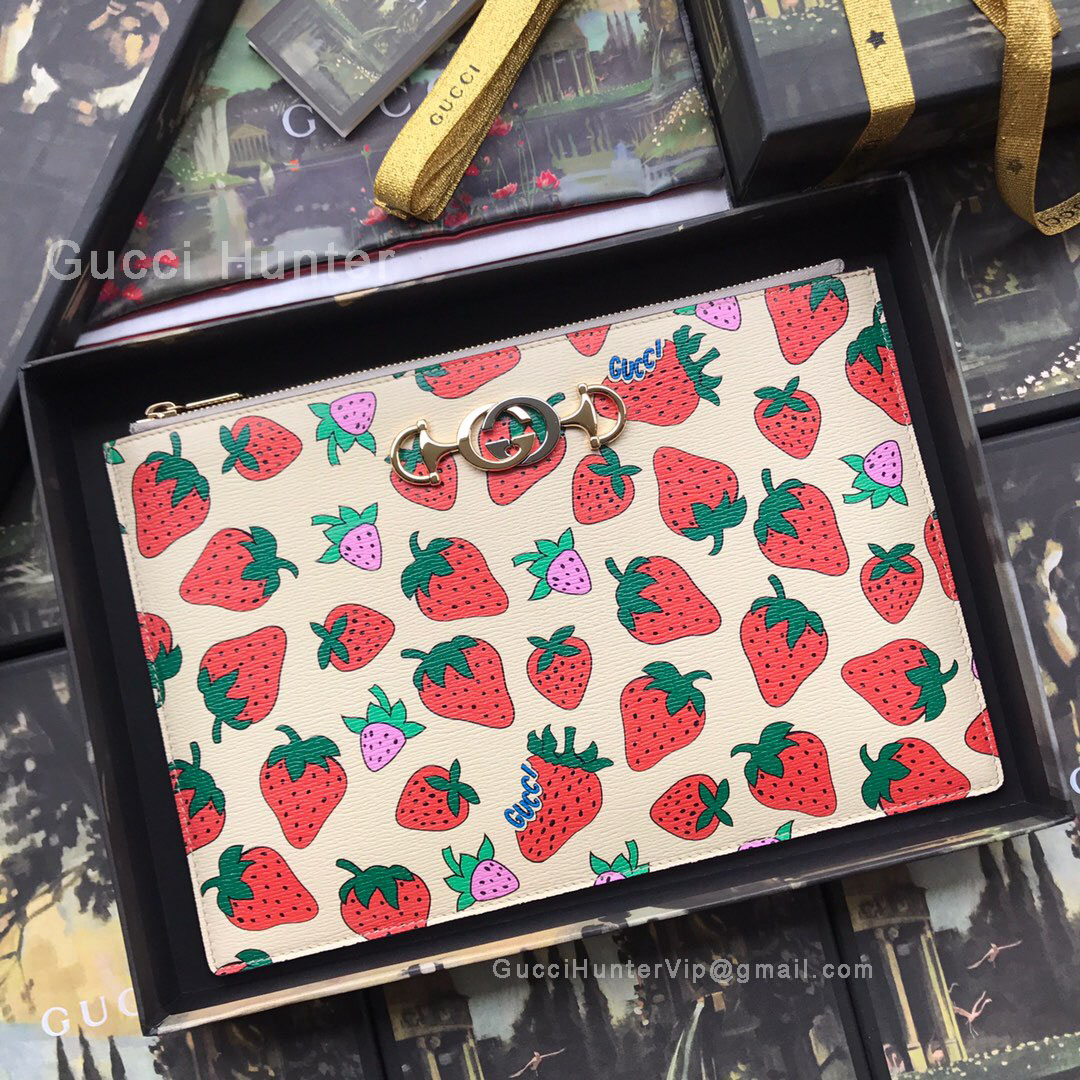 Gucci Zumi Strawberry print pouch 570728